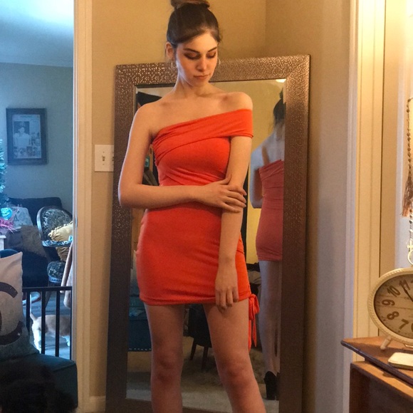 Body conscious dress in orange. - Picture 1 of 4
